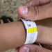 Com a chegada do Carnaval, o Governo do Rio intensifica ações de prevenção ao desaparecimento de crianças e adolescentes. Mobilização da FIA-RJ ocorre na Central do Brasil com orientações e pulseiras de identificação.
