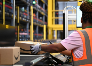Amazon prepara corte de 30 mil funcionários em diferentes setores, incluindo AWS, Prime Video e RH, em nova fase de reestruturação para simplificar processos internos.