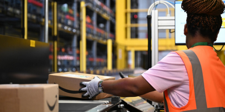 Amazon prepara corte de 30 mil funcionários em diferentes setores, incluindo AWS, Prime Video e RH, em nova fase de reestruturação para simplificar processos internos.