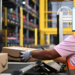 Amazon prepara corte de 30 mil funcionários em diferentes setores, incluindo AWS, Prime Video e RH, em nova fase de reestruturação para simplificar processos internos.