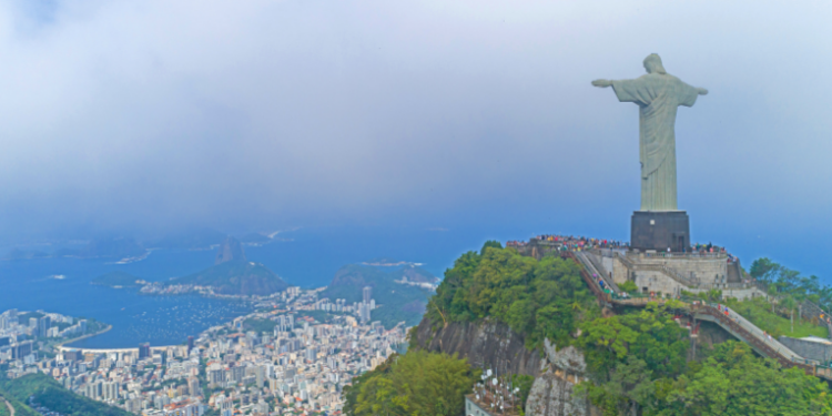 A Prefeitura do Rio abre inscrições para ambulantes no Carnaval 2026, oferecendo 80 vagas em pontos fixos ao redor do Sambódromo, com sorteio eletrônico e cadastro de reserva.