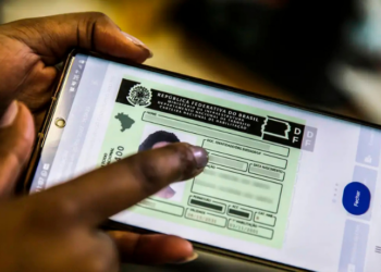 Pedido da CNH pelo celular dispara no Brasil e supera modelo presencial. Aplicativo já soma mais de 1,8 milhão de solicitações e promete reduzir custos e burocracia.