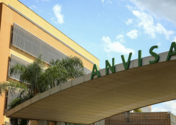 Anvisa manda retirar do mercado lote de chá de camomila Laví Tea após detectar fragmentos de insetos e falhas nas boas práticas de fabricação.