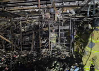 Incêndio em loja de decoração do Shopping Tijuca causa duas mortes, três feridos e destruição de estruturas; bombeiros e Defesa Civil investigam causas do acidente.