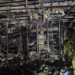 Incêndio em loja de decoração do Shopping Tijuca causa duas mortes, três feridos e destruição de estruturas; bombeiros e Defesa Civil investigam causas do acidente.