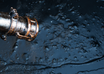 EUA planejam reuniões com grandes petroleiras para investir no setor energético da Venezuela, após operação militar que resultou na captura de Maduro e da primeira-dama.