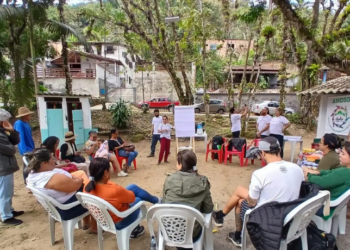 Projeto Roteiro Caiçara fortalece turismo comunitário na Costa Verde do RJ, capacitando moradores, valorizando cultura local e promovendo preservação ambiental em Paraty e Ilha Grande.