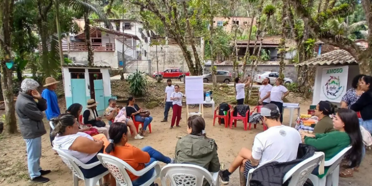 Projeto Roteiro Caiçara fortalece turismo comunitário na Costa Verde do RJ, capacitando moradores, valorizando cultura local e promovendo preservação ambiental em Paraty e Ilha Grande.