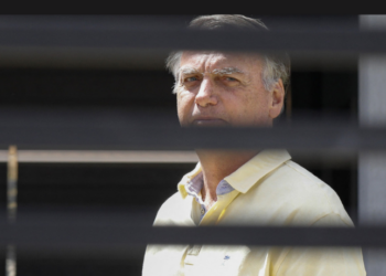Jair Bolsonaro sofre queda em cela da PF em Brasília e bate a cabeça; Michelle Bolsonaro informa que ex-presidente está com saúde delicada e só recebeu atendimento durante visita.