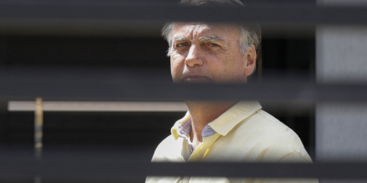 Jair Bolsonaro sofre queda em cela da PF em Brasília e bate a cabeça; Michelle Bolsonaro informa que ex-presidente está com saúde delicada e só recebeu atendimento durante visita.