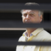 Jair Bolsonaro sofre queda em cela da PF em Brasília e bate a cabeça; Michelle Bolsonaro informa que ex-presidente está com saúde delicada e só recebeu atendimento durante visita.