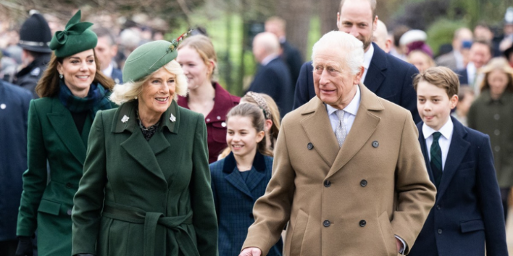 O Palácio de Buckingham busca correspondente sênior para escrever cartas oficiais para o rei Charles III e outros membros da realeza; salário é de 32 mil libras por ano e inscrições vão até 11 de janeiro.
