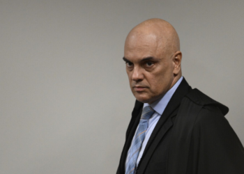 STF nega pedido de transferência imediata de Bolsonaro para hospital após queda em cela da PF. Ele recebeu atendimento médico e apresenta apenas ferimentos leves.