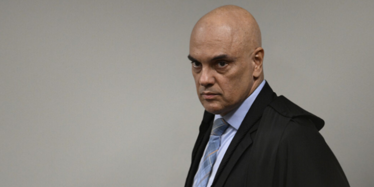 STF nega pedido de transferência imediata de Bolsonaro para hospital após queda em cela da PF. Ele recebeu atendimento médico e apresenta apenas ferimentos leves.