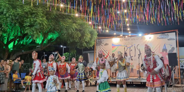 Dia de Reis é celebrado em 6 de janeiro com Folias de Reis em todo o Brasil, reunindo música, religiosidade e manifestações culturais reconhecidas como patrimônio.