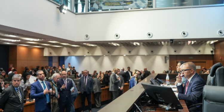 Mais de 200 servidores da Alerj foram exonerados, incluindo aliados de ex-presidentes Sérgio Cabral e Paulo Melo. Medida visa revisar quadro administrativo e presença no expediente.