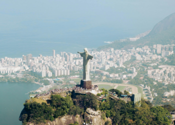 O Rio de Janeiro registrou recorde de turistas internacionais em 2025, com 2.196.443 visitantes, crescimento de 43,7% em relação a 2024. Argentina, Chile e EUA lideram a lista de países emissores.