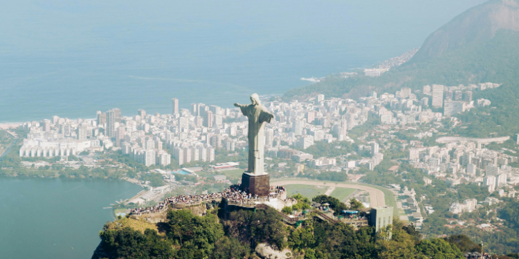 O Rio de Janeiro registrou recorde de turistas internacionais em 2025, com 2.196.443 visitantes, crescimento de 43,7% em relação a 2024. Argentina, Chile e EUA lideram a lista de países emissores.