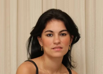 Sonia Fátima Moura, mãe de Eliza Samudio, se pronuncia após repercussão do passaporte da filha, critica matérias jornalísticas e pede respeito à memória da jovem.