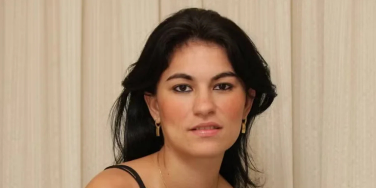Sonia Fátima Moura, mãe de Eliza Samudio, se pronuncia após repercussão do passaporte da filha, critica matérias jornalísticas e pede respeito à memória da jovem.