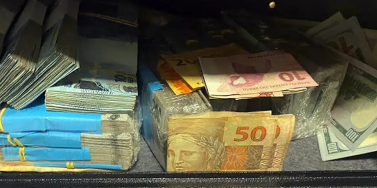 O Gaeco e o Ministério Público do Rio de Janeiro bloquearam R$ 906 milhões vinculados a crimes organizados em 2025. Ações envolveram prisões, operações contra milícias, lavagem de dinheiro e a criação do CyberGaeco para combater crimes digitais.