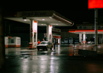 Com a redução do preço do petróleo no mercado internacional, importadores encontram janelas favoráveis para trazer gasolina e diesel ao Brasil, enquanto os valores domésticos seguem altos.