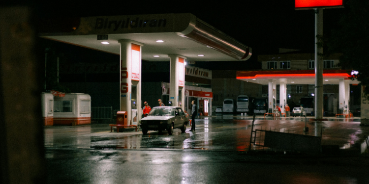 Com a redução do preço do petróleo no mercado internacional, importadores encontram janelas favoráveis para trazer gasolina e diesel ao Brasil, enquanto os valores domésticos seguem altos.