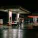Com a redução do preço do petróleo no mercado internacional, importadores encontram janelas favoráveis para trazer gasolina e diesel ao Brasil, enquanto os valores domésticos seguem altos.