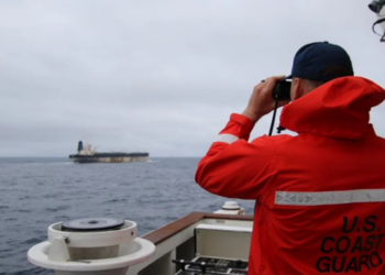 Os Estados Unidos apreenderam um petroleiro de bandeira russa no Atlântico Norte, ligado ao transporte de petróleo sancionado da Venezuela. A ação foi realizada sem confrontos e envolve investigação de atividades marítimas ilícitas em alto mar.