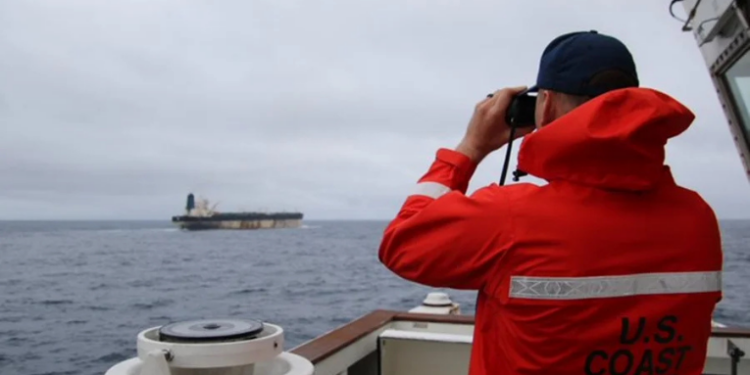 Os Estados Unidos apreenderam um petroleiro de bandeira russa no Atlântico Norte, ligado ao transporte de petróleo sancionado da Venezuela. A ação foi realizada sem confrontos e envolve investigação de atividades marítimas ilícitas em alto mar.