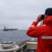 Os Estados Unidos apreenderam um petroleiro de bandeira russa no Atlântico Norte, ligado ao transporte de petróleo sancionado da Venezuela. A ação foi realizada sem confrontos e envolve investigação de atividades marítimas ilícitas em alto mar.