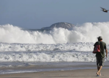 Domingo no Rio terá tempo instável, com chuvas, queda de temperatura e mar perigoso. O alerta de ressaca segue ativo e especialistas orientam evitar banho de mar e esportes aquáticos.
