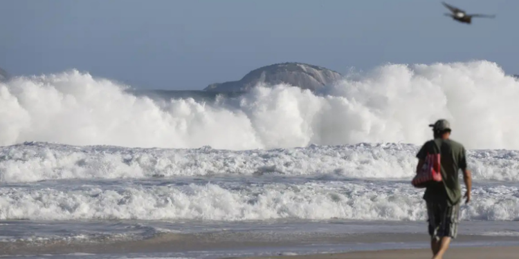 Domingo no Rio terá tempo instável, com chuvas, queda de temperatura e mar perigoso. O alerta de ressaca segue ativo e especialistas orientam evitar banho de mar e esportes aquáticos.