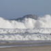 Domingo no Rio terá tempo instável, com chuvas, queda de temperatura e mar perigoso. O alerta de ressaca segue ativo e especialistas orientam evitar banho de mar e esportes aquáticos.