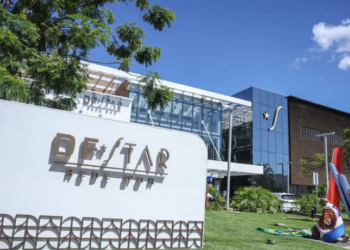 Jair Bolsonaro sofreu uma queda na prisão e bateu a cabeça; ministro Alexandre de Moraes autorizou exames médicos detalhados em hospital de Brasília, garantindo segurança durante o atendimento.