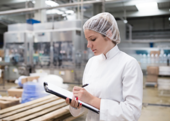 A produção industrial brasileira manteve estabilidade ao longo de 2025, segundo o IBGE. Juros altos e crédito restrito limitam crescimento do setor, apesar de mercado de trabalho aquecido.
