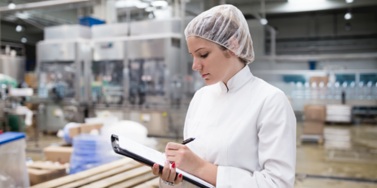 A produção industrial brasileira manteve estabilidade ao longo de 2025, segundo o IBGE. Juros altos e crédito restrito limitam crescimento do setor, apesar de mercado de trabalho aquecido.