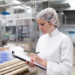 A produção industrial brasileira manteve estabilidade ao longo de 2025, segundo o IBGE. Juros altos e crédito restrito limitam crescimento do setor, apesar de mercado de trabalho aquecido.