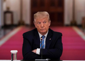 O Senado dos Estados Unidos aprovou uma resolução que restringe o presidente Donald Trump de realizar novas ações militares na Venezuela sem aprovação do Congresso. A medida marca uma rara dissidência bipartidária e gera debate sobre limites constitucionais do poder executivo.