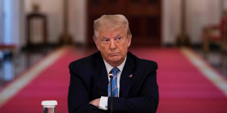 O Senado dos Estados Unidos aprovou uma resolução que restringe o presidente Donald Trump de realizar novas ações militares na Venezuela sem aprovação do Congresso. A medida marca uma rara dissidência bipartidária e gera debate sobre limites constitucionais do poder executivo.