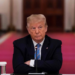 O Senado dos Estados Unidos aprovou uma resolução que restringe o presidente Donald Trump de realizar novas ações militares na Venezuela sem aprovação do Congresso. A medida marca uma rara dissidência bipartidária e gera debate sobre limites constitucionais do poder executivo.