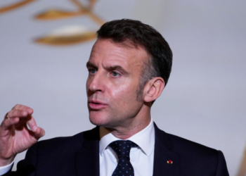 O governo francês informou que votará contra o acordo comercial UE-Mercosul, citando impactos negativos à agricultura local. A posição de Macron desafia esforços da União Europeia e aumenta a tensão política e econômica no bloco.