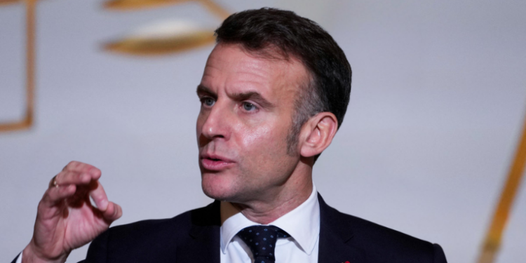 O governo francês informou que votará contra o acordo comercial UE-Mercosul, citando impactos negativos à agricultura local. A posição de Macron desafia esforços da União Europeia e aumenta a tensão política e econômica no bloco.