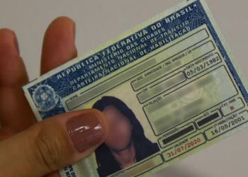 A Carteira Nacional de Habilitação (CNH) brasileira agora é válida em Portugal, segundo decreto assinado pelo presidente Marcelo Rebelo de Sousa. A medida simplifica a mobilidade de brasileiros no país europeu e reforça a reciprocidade para portugueses no Brasil.