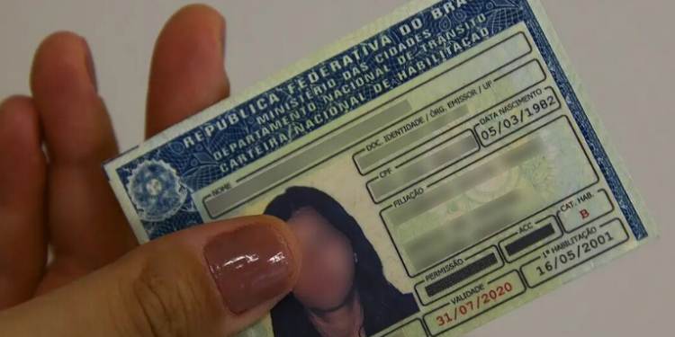 A Carteira Nacional de Habilitação (CNH) brasileira agora é válida em Portugal, segundo decreto assinado pelo presidente Marcelo Rebelo de Sousa. A medida simplifica a mobilidade de brasileiros no país europeu e reforça a reciprocidade para portugueses no Brasil.