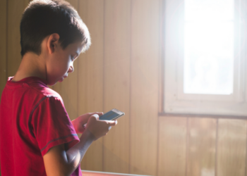 Durante as férias escolares, crianças passam mais tempo diante de telas, o que pode prejudicar o sono e o desenvolvimento cognitivo. Especialistas recomendam equilíbrio entre atividades digitais e offline para garantir saúde e bem-estar.