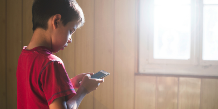 Durante as férias escolares, crianças passam mais tempo diante de telas, o que pode prejudicar o sono e o desenvolvimento cognitivo. Especialistas recomendam equilíbrio entre atividades digitais e offline para garantir saúde e bem-estar.