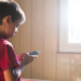 Durante as férias escolares, crianças passam mais tempo diante de telas, o que pode prejudicar o sono e o desenvolvimento cognitivo. Especialistas recomendam equilíbrio entre atividades digitais e offline para garantir saúde e bem-estar.