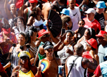Ativistas e especialistas alertam para o “blackface de cabelo” no carnaval, prática que reforça estereótipos raciais e desrespeita a cultura negra. Campanhas buscam conscientização e denúncia de racismo durante a folia.