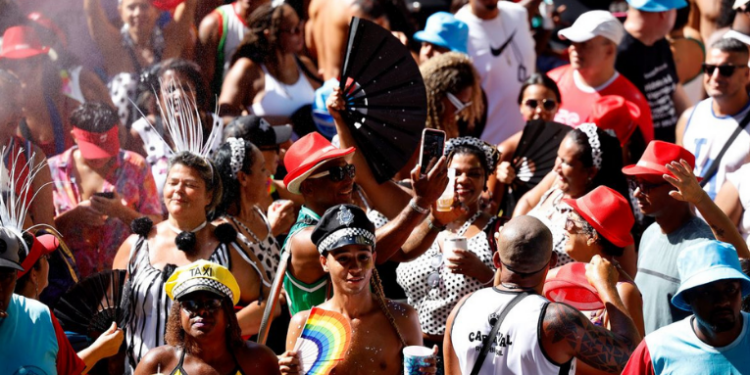 Ativistas e especialistas alertam para o “blackface de cabelo” no carnaval, prática que reforça estereótipos raciais e desrespeita a cultura negra. Campanhas buscam conscientização e denúncia de racismo durante a folia.